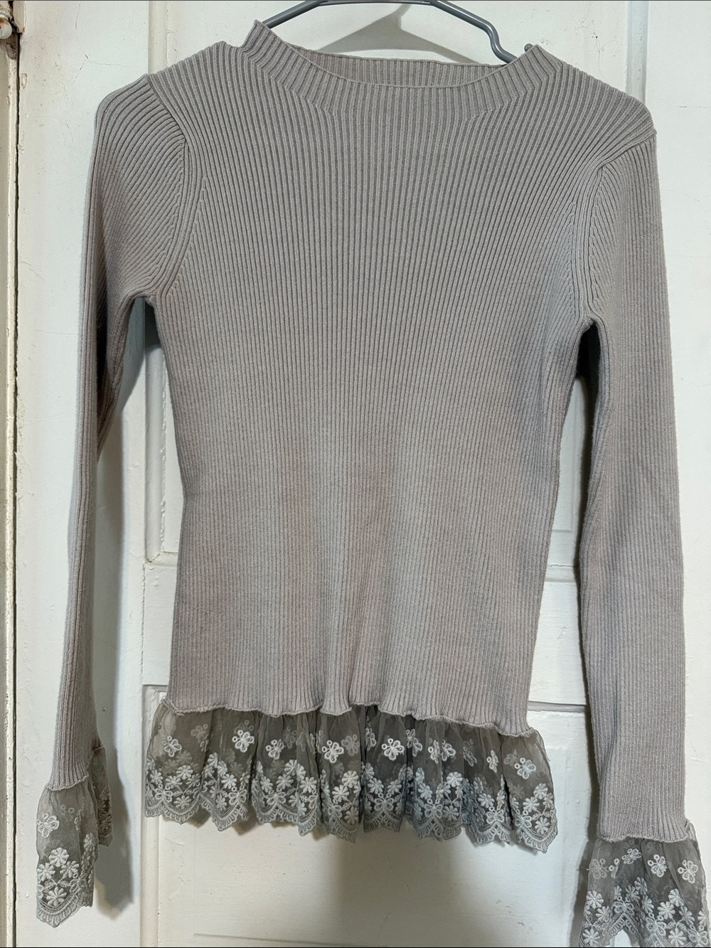 Women's Lace-Hem Ribbed Long-Sleeve Top - Gray
